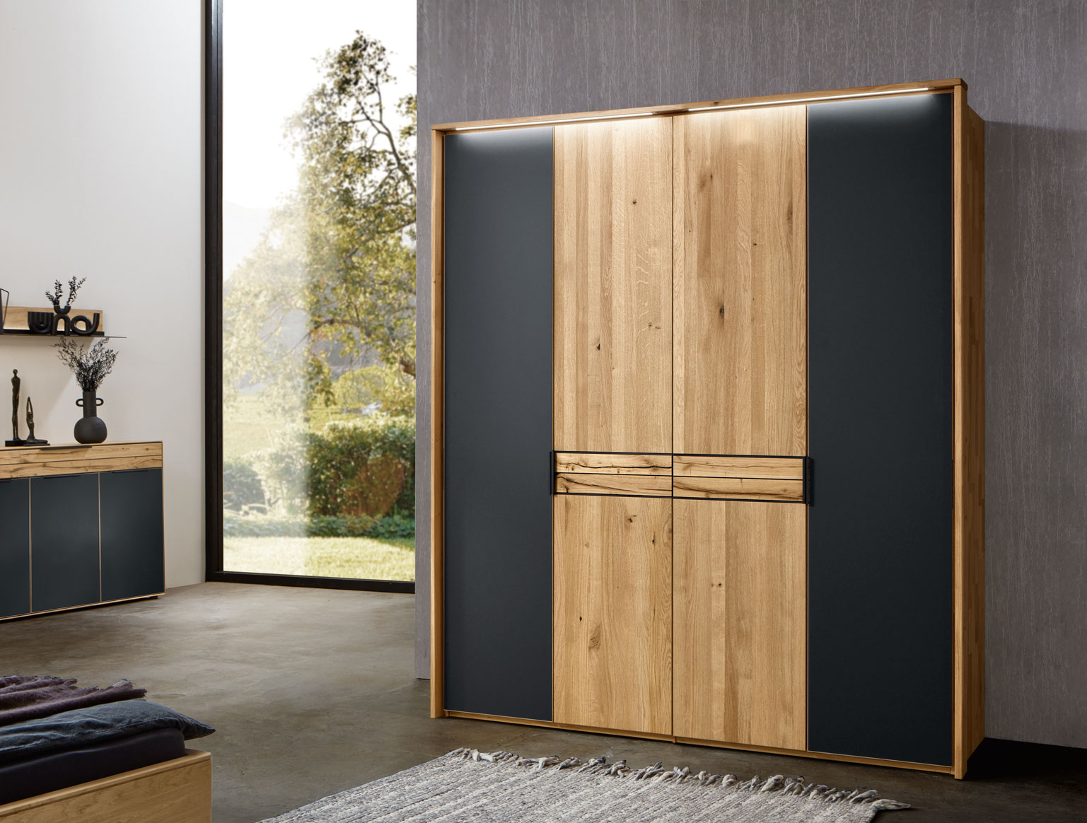 Wöstmann WSM 4300 - Kleiderschrank | Wildeiche massiv | optionale Mattglasfronten carbonfarbig | alle Breiten konfigurierbar