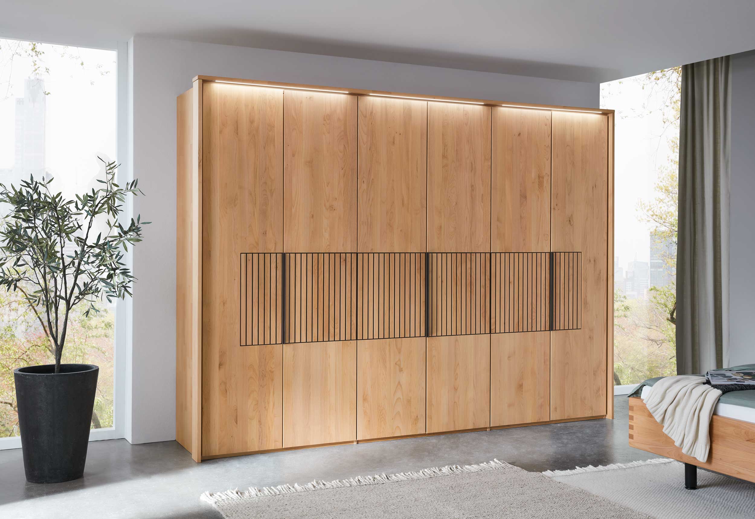 Wöstmann WSM 4400 - Kleiderschrank mit Lamellenakzent | Erle massiv | alle Breiten konfigurierbar