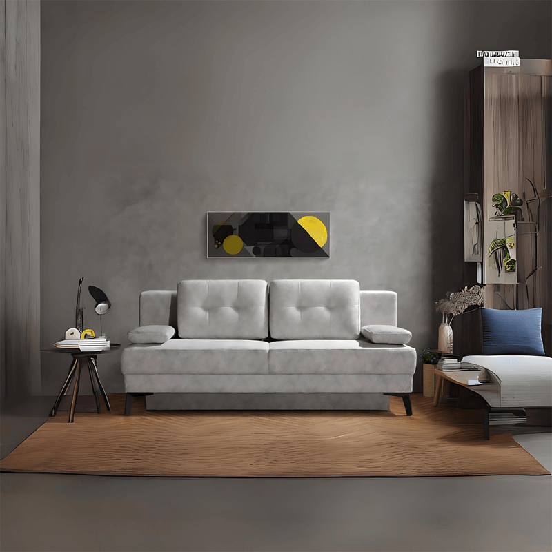 hellgraues Sofa im Wohnzimmer auf braunem Teppich