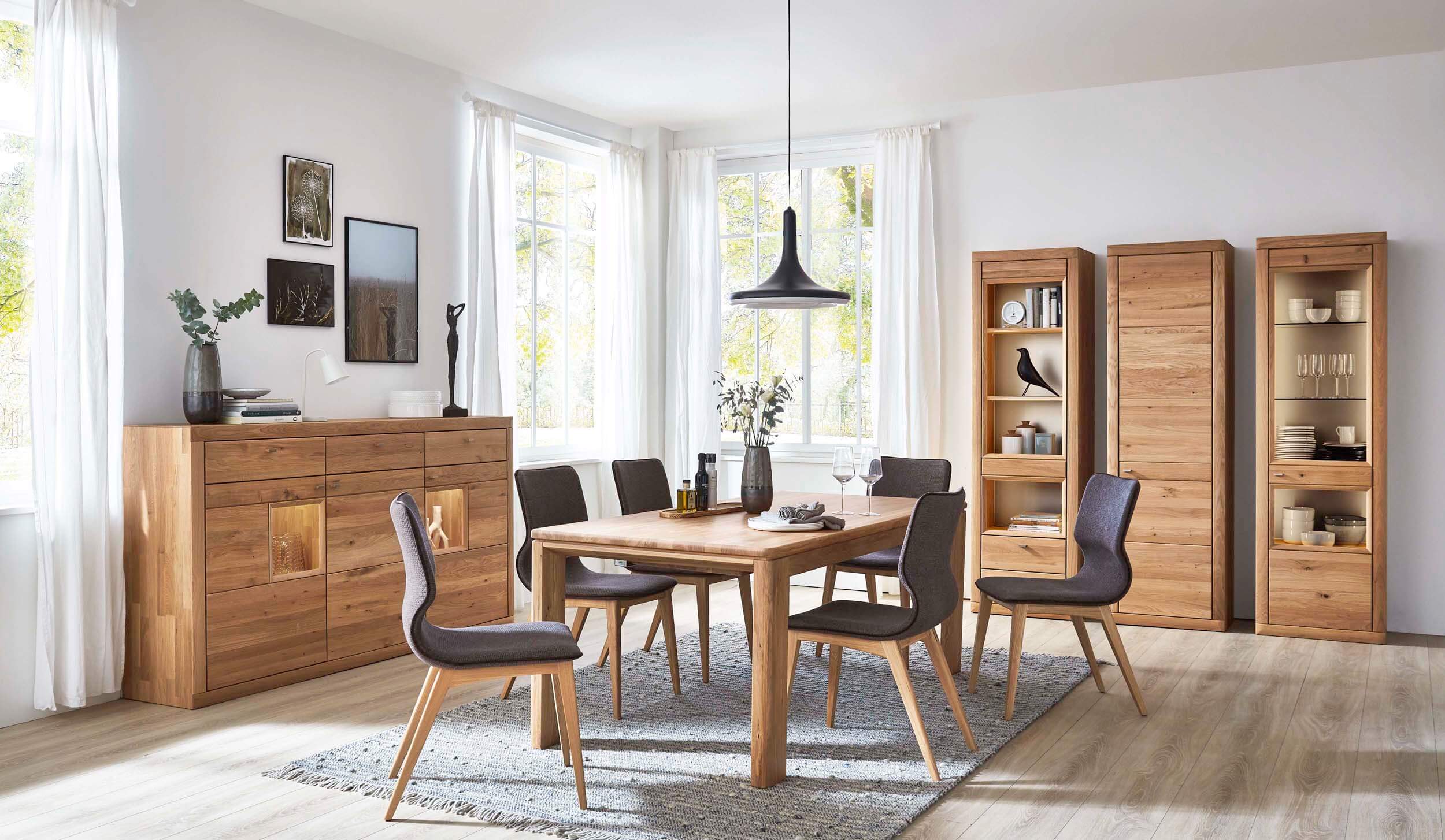 Esszimmer mit Massivholz Esstisch, Sideboard und Zeilenschränken