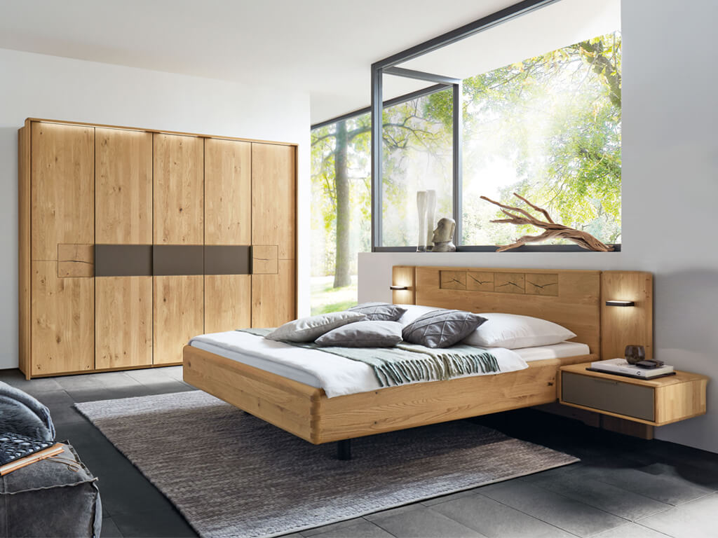 Wöstmann WSM 1600 - Schlafzimmer (Vorzugskombination) | Wildeiche massiv | Schrank 5-türig, Bett 180 x 200 cm, 2 Konsolen