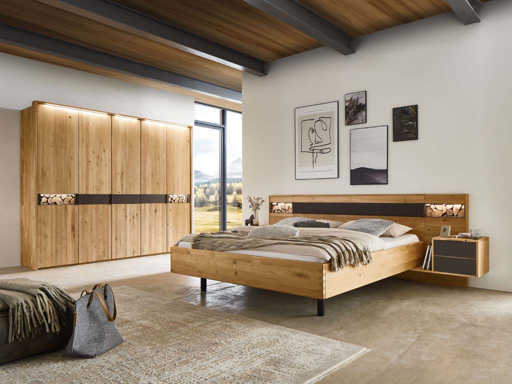 Kleiderschrank und Bett Massivholz Eiche mit Beleuchtung Wöstmann WSM 3100