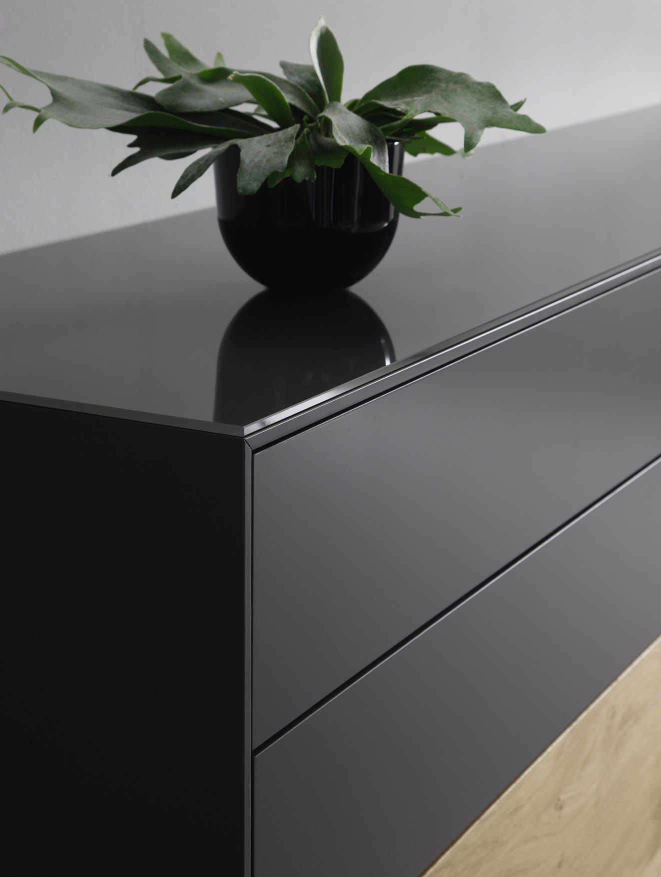 Sudbrock Game - Sideboard inkl. Glasabdeckplatte | Ethno Eiche furniert, Lack cosmos schwarz | B: 240 cm 