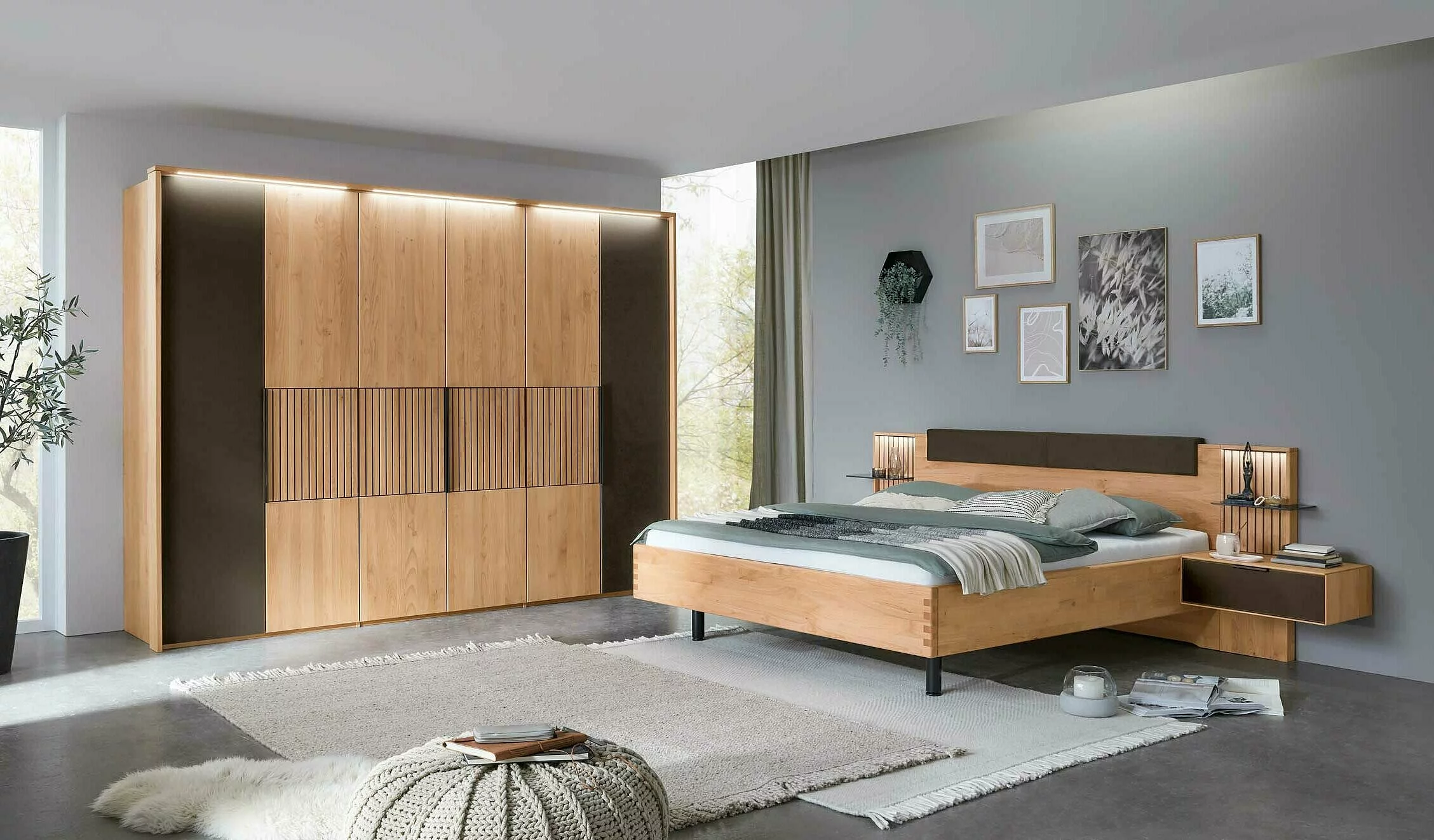 Wöstmann WSM 4400 - Schlafzimmer (Vorzugskombination) | Erle massiv | Schrank 6-türig, Bett 180 x 200 cm, 2 Konsolen