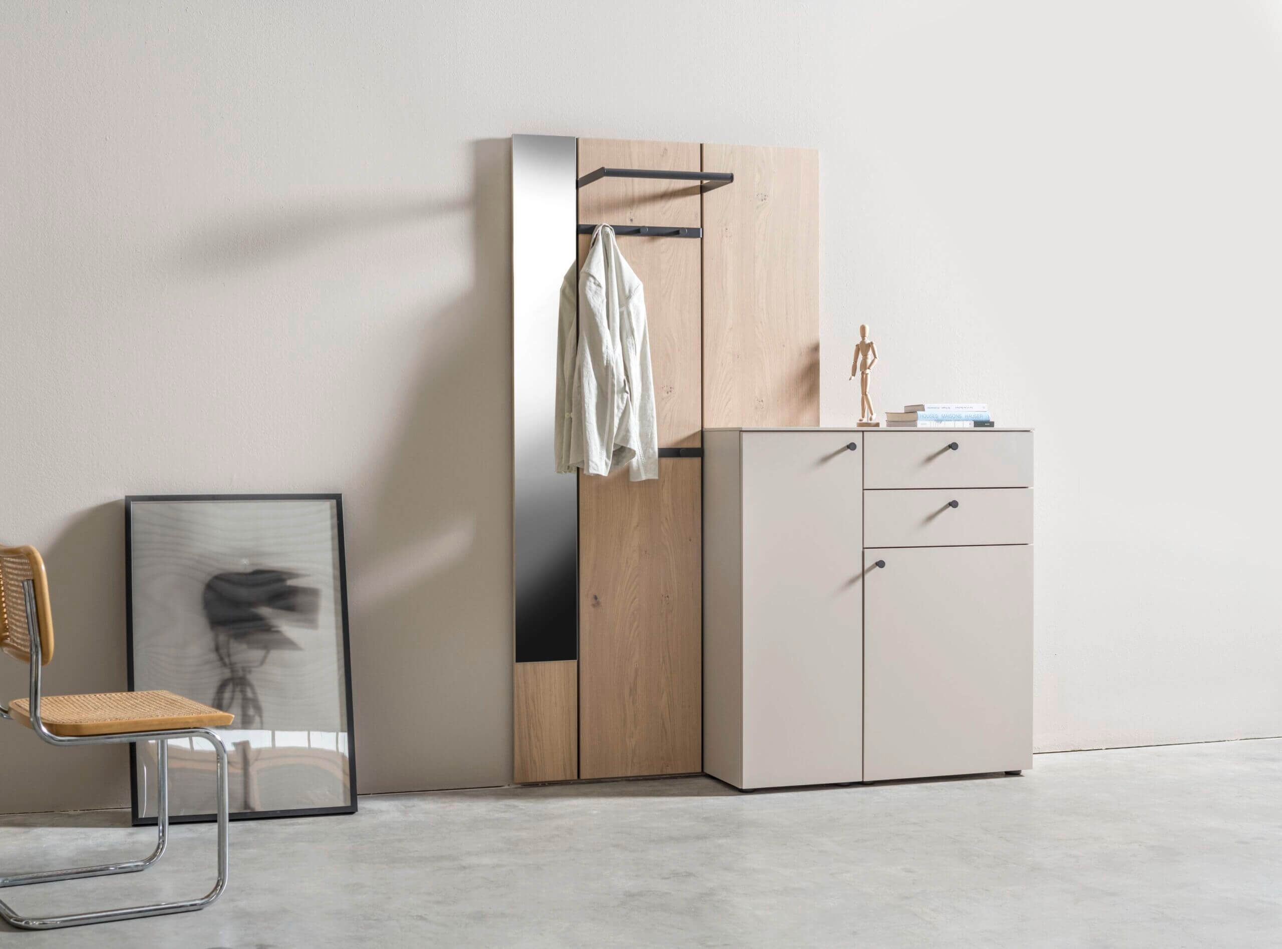 beige Garderobe Sina von Sudbrock mit Eiche Furnier, Spiegel und Kleiderstange