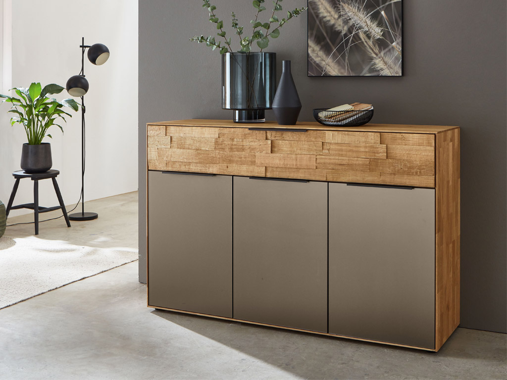 Kommode Wildeiche massiv mit Spaltholz und Bronzeakzent WSM 2800 Wöstmann