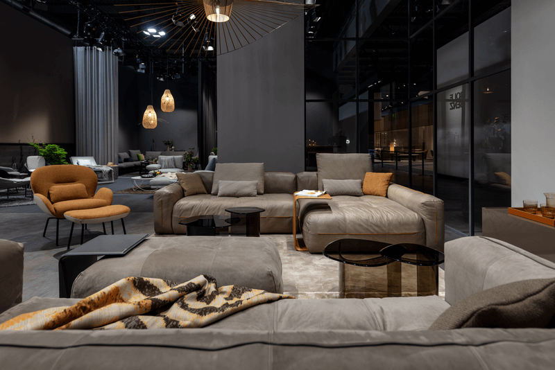 Ledercouch Moyo mit Kontrastnaht im Showroom bei Rolf Benz