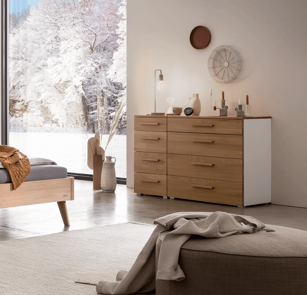 Holz Kommode in gemütlichem Ambiente mit stilvoller Dekoration. 
